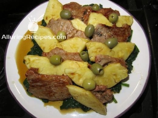 телятина с ананасом и оливками на подушке из шпината