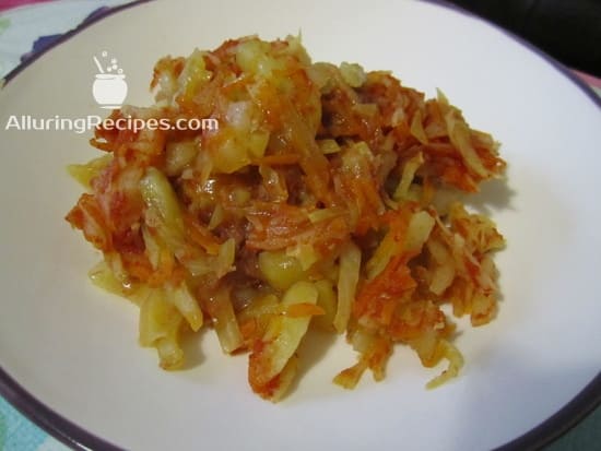 Блюдо из картошки с мясом, капустой и морковью в томате