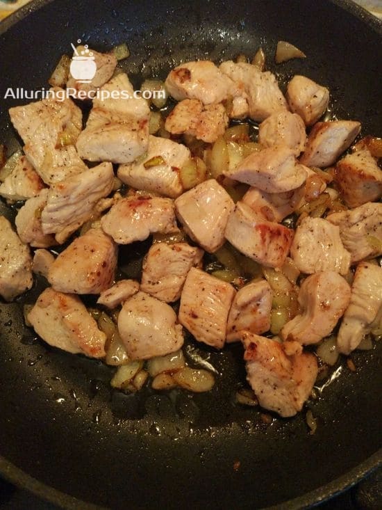 Филе индейки с луком и чесноком