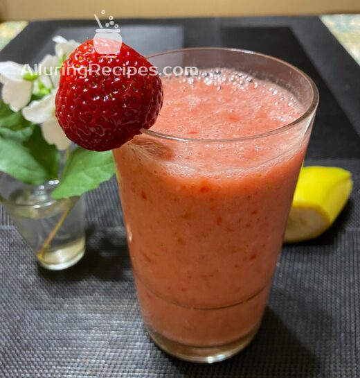Смузи с бананом и клубникой