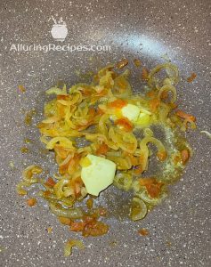 Цибуля з томатами та маслом 
